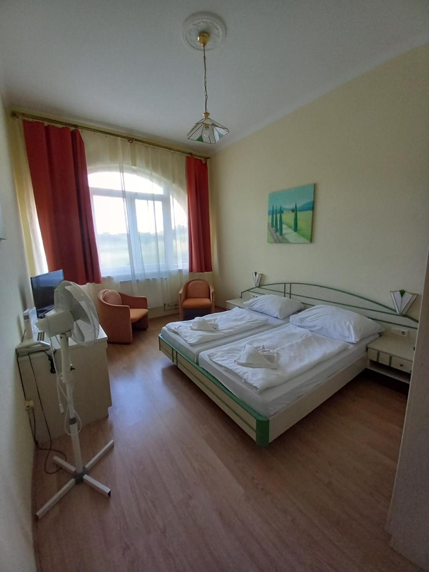 Hotel Familia Zamárdi Oda fotoğraf